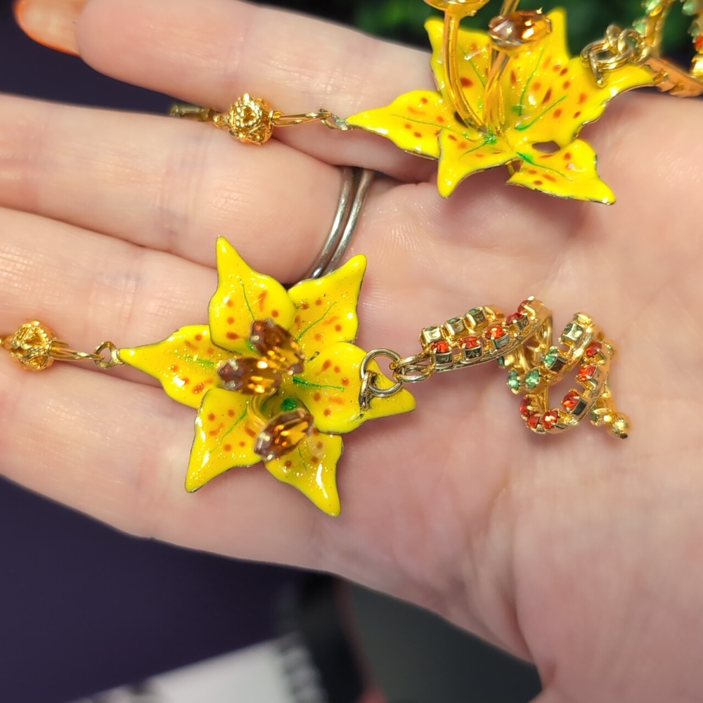 Rare LATR Tiger Lilly Sculpted Vintage Earrings - Picture 2 of 10